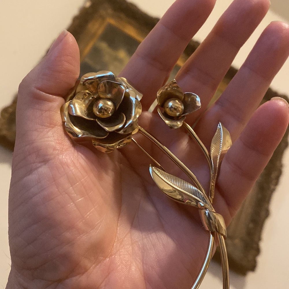 Vintage gold tone flower brooch